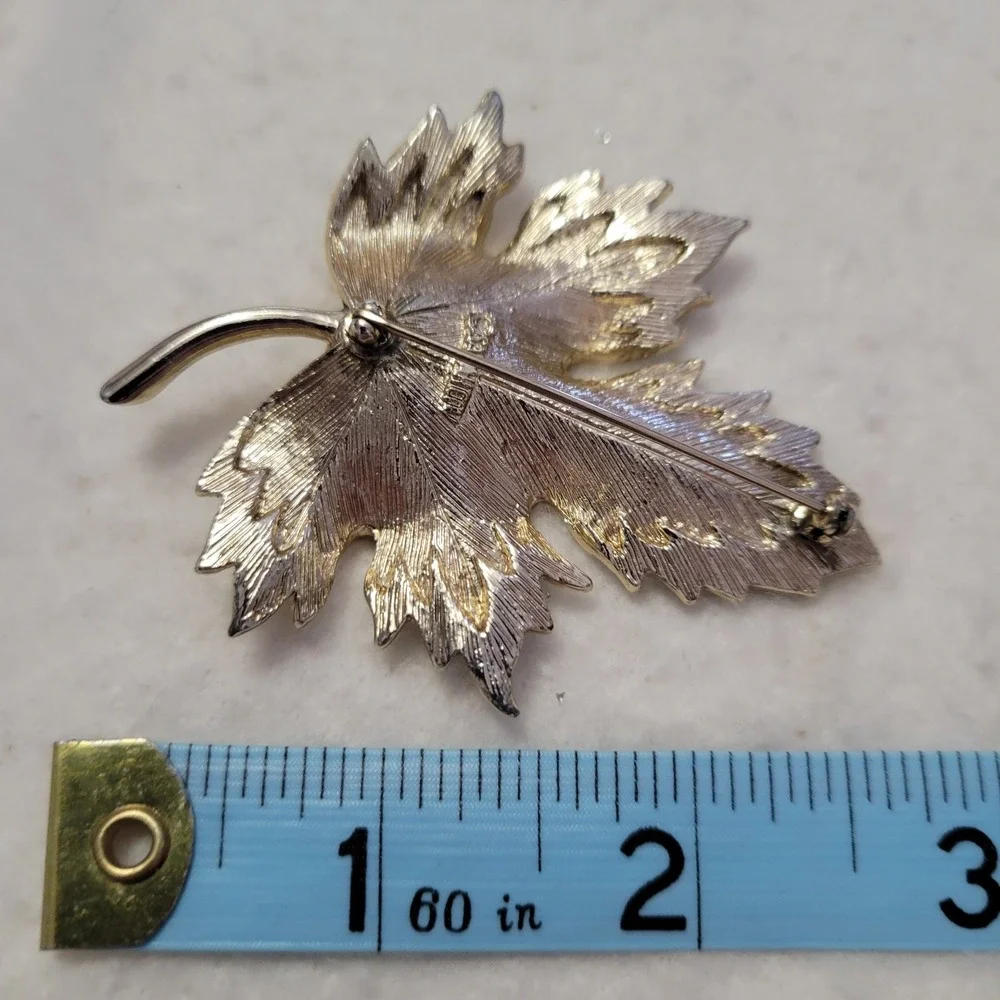 Vintage SARAH COVENTRY Signed Silver Gold Two Tone Leaf‎ Brooch Pin 2.75